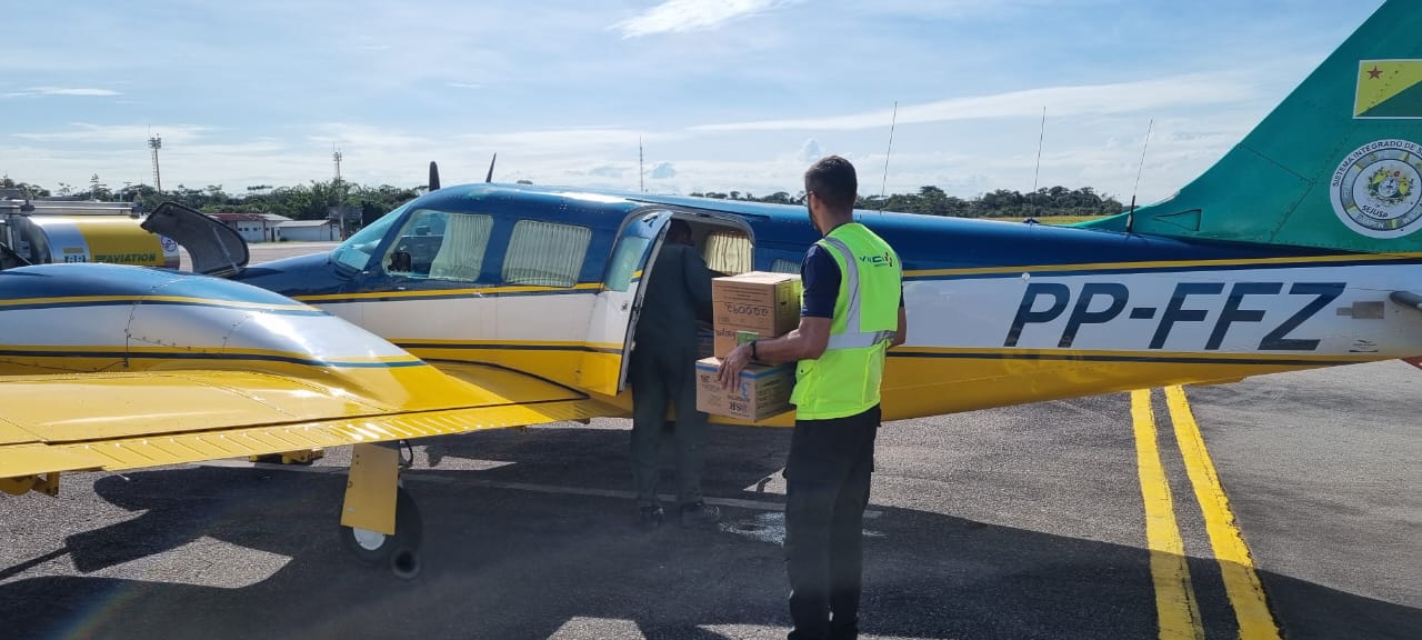 No interior do Acre, aeronave do Gabinete Militar do governo transporta vacinas contra gripe e sarampo